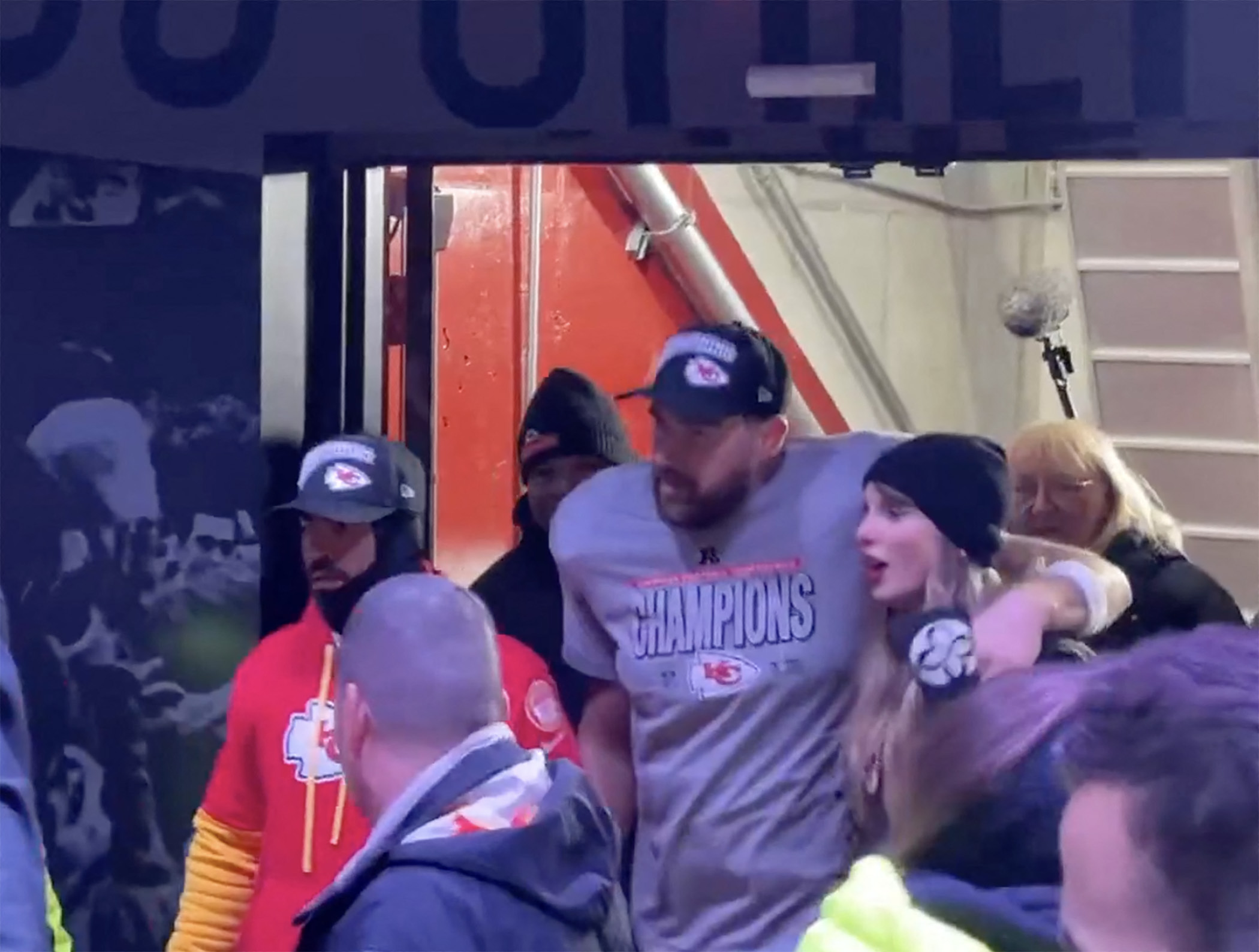 Taylor Swift and Travis Kelce leave Arrowhead Stadium field to cheers after KS Chiefs' big win.