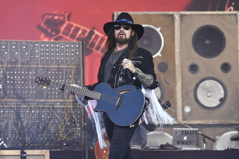 Billy Ray Cyrus performing