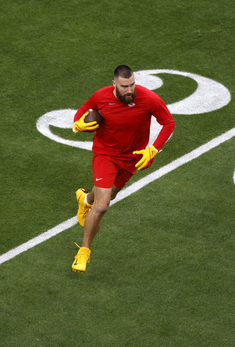 Travis Kelce no campo de futebol