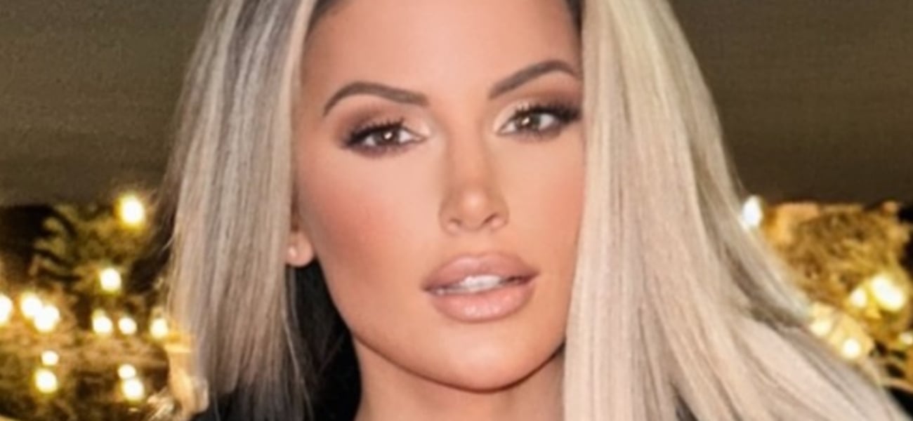 Fato de banho ‘deslumbrante’ de Ashley Alexiss para festa na piscina em Las Vegas