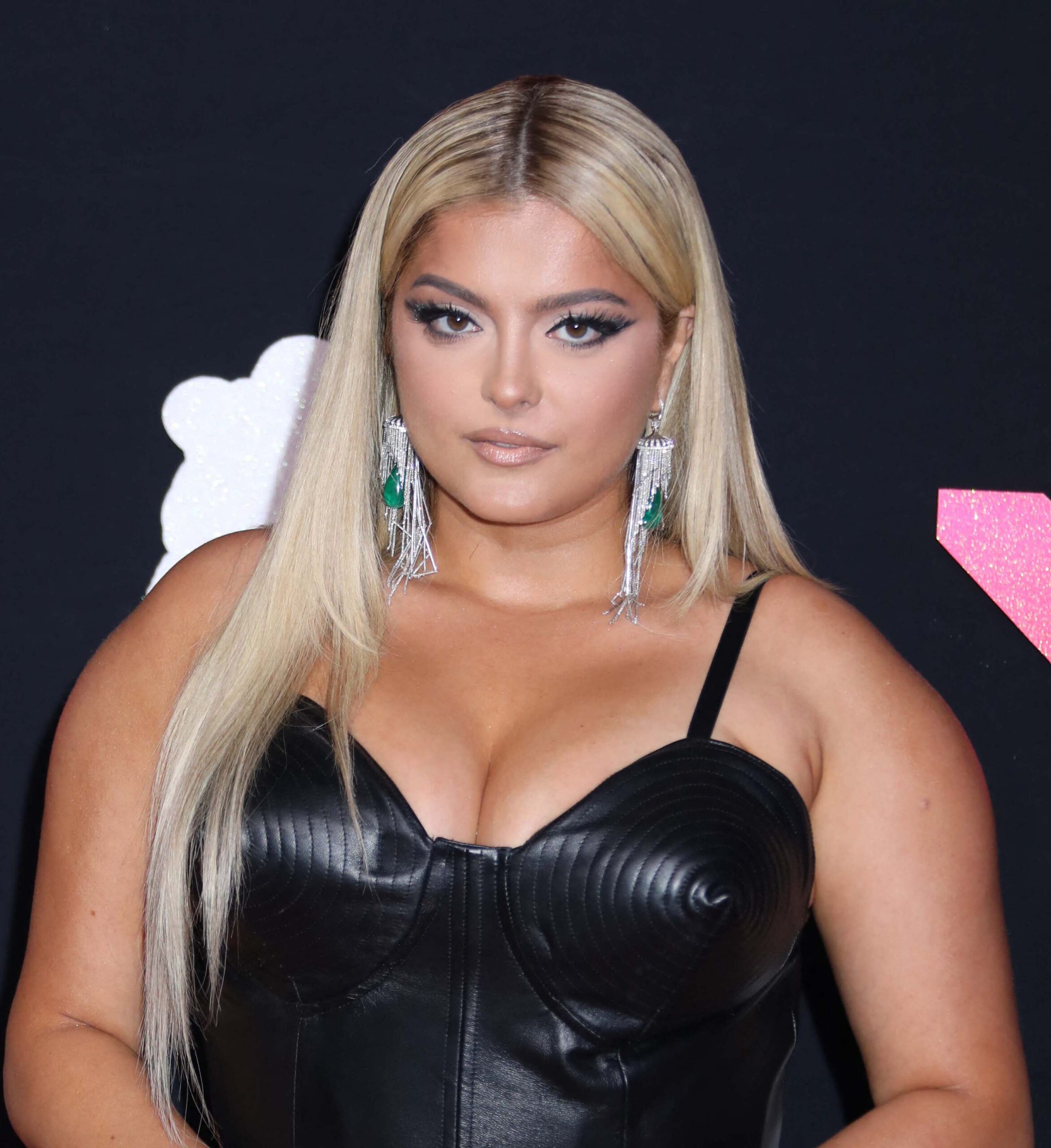 Bebe Rexha se anima depois de envergonhar o corpo no AMA