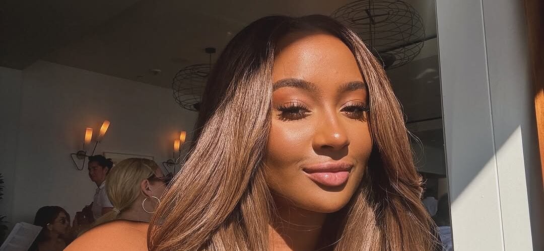 Kayla Nicole não está usando nada por baixo do biquíni transparente