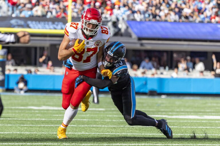 Travis Kelce em campo na NFL