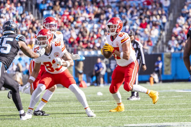Travis Kelce em campo na NFL