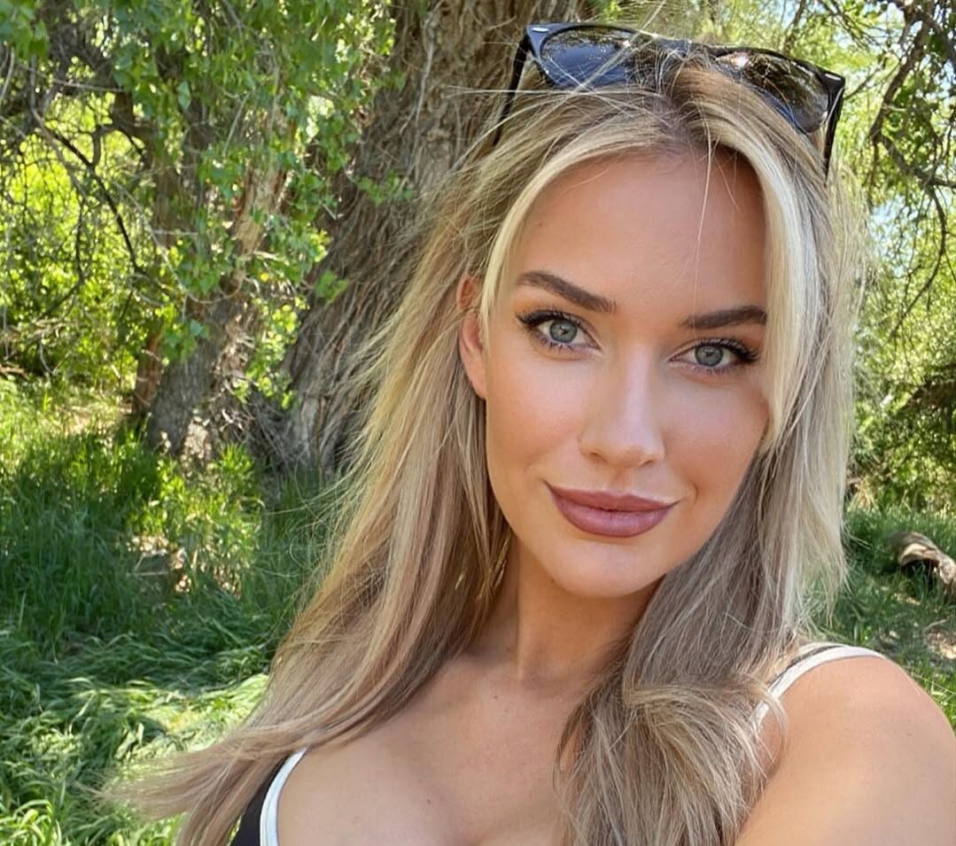 Paige Spiranac takes a selfie