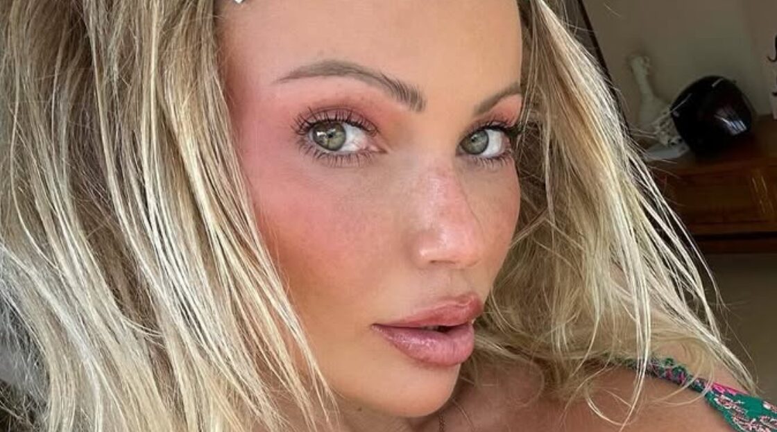 Abby Dowse snaps a selfie.