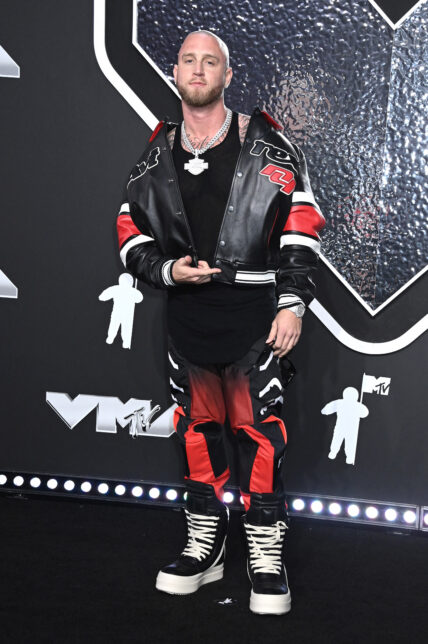 Chet Hanks posing on the MTV red carpet.
