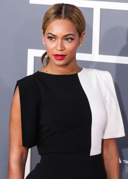 Beyonce wearing red lip stick