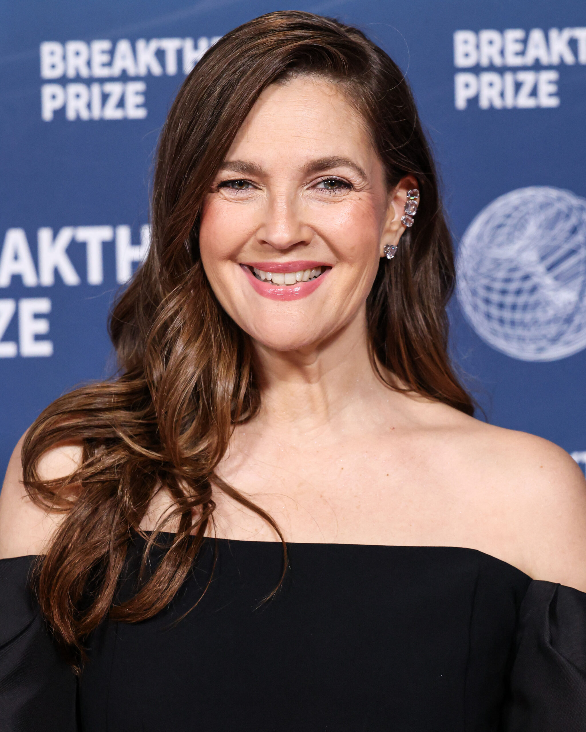 Drew Barrymore wearing Carolina Herrera, Alexis Bittar bag, and Swarovski jewelry arrives at the 11th Annual Breakthrough Prize Ceremony 2025