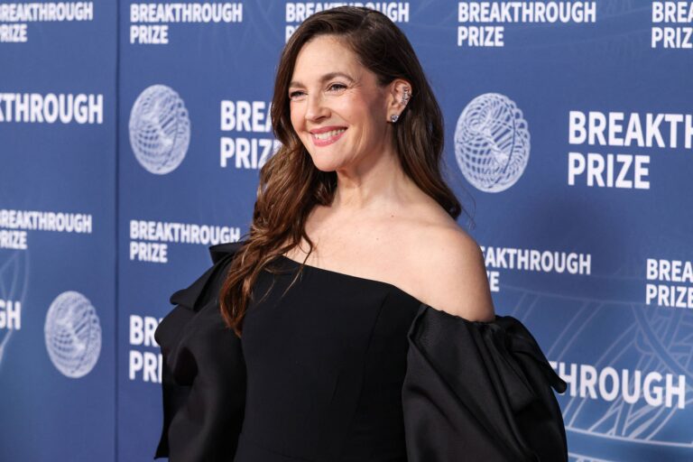 Drew Barrymore wearing Carolina Herrera, Alexis Bittar bag, and Swarovski jewelry arrives at the 11th Annual Breakthrough Prize Ceremony 2025