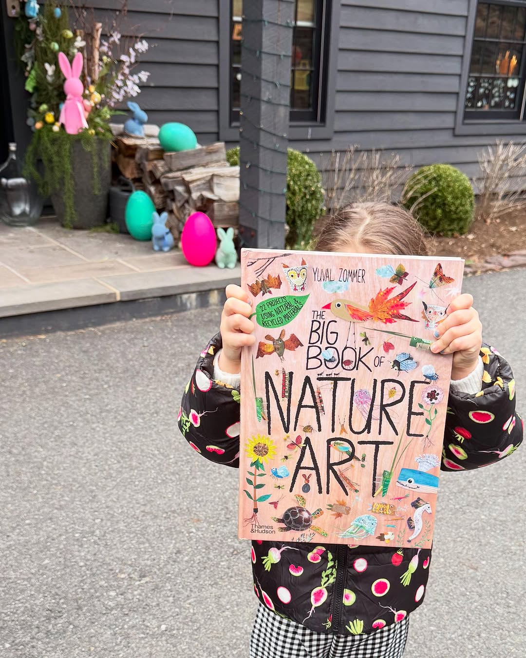 Gigi Hadid's daughter holding a sign