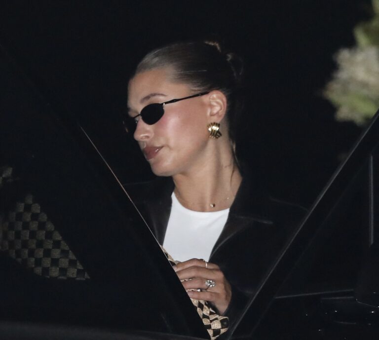 Hailey Bieber é vista deixando Nobu em Malibu
