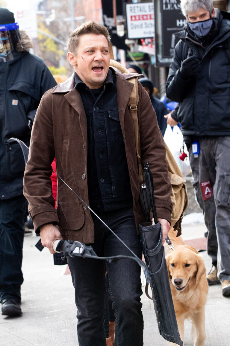 Jeremy Renner no set de Hawkeye
