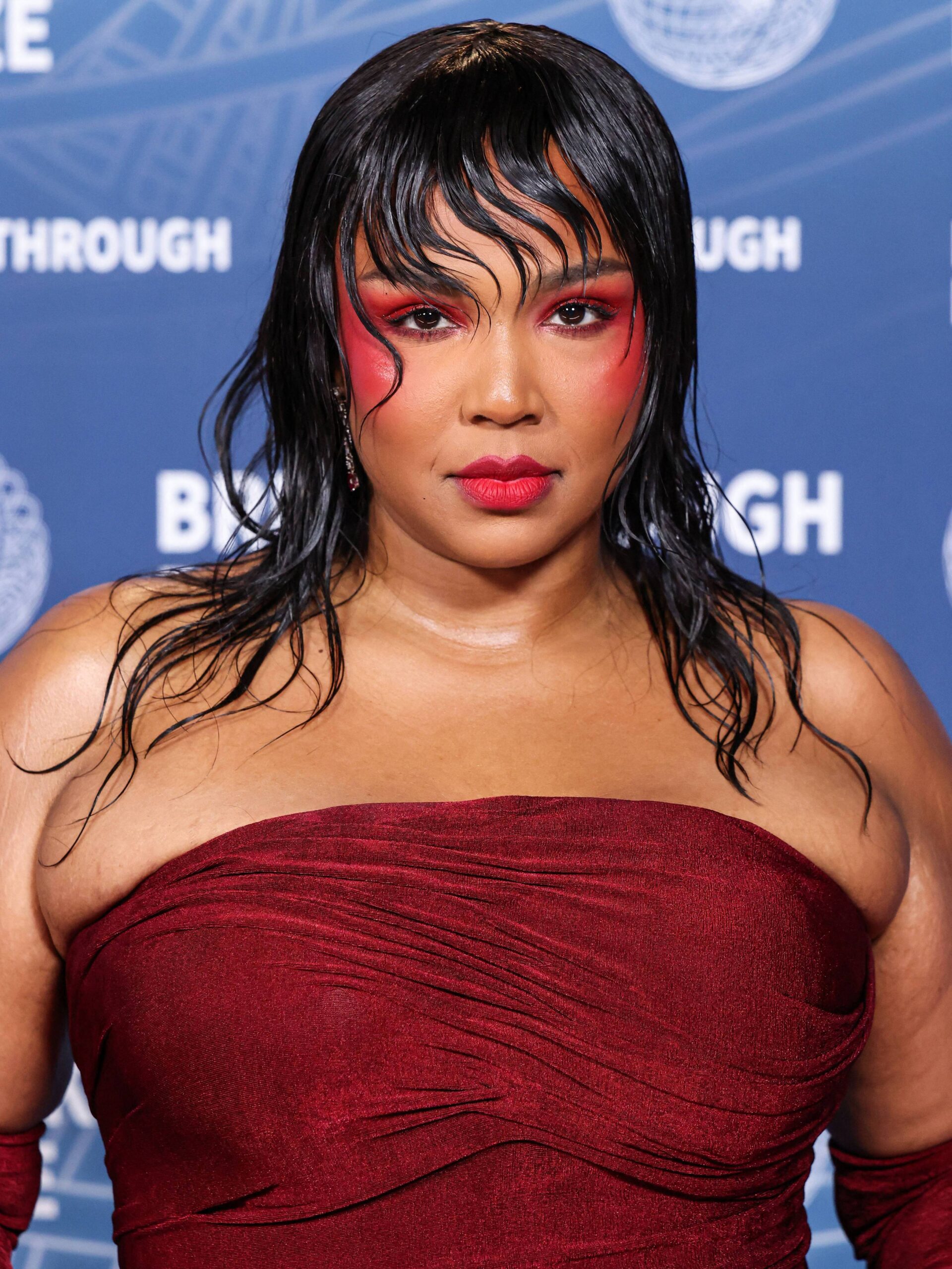 Lizzo wearing Robert Wun arrives at the 11th Annual Breakthrough Prize Ceremony 2025