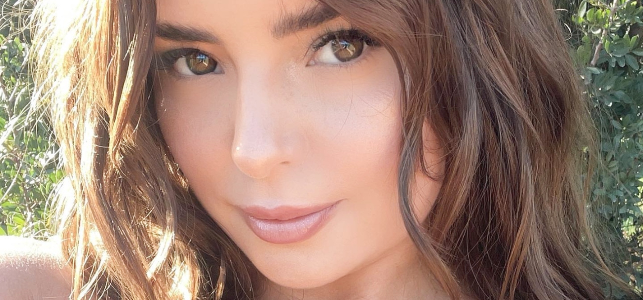 Demi Rose em maiô de tiras desfruta de ‘café da manhã digno de uma princesa’