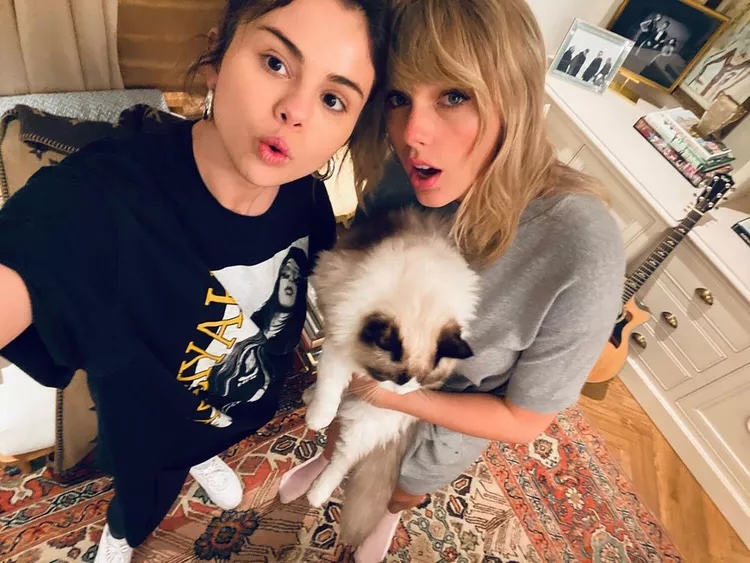 Selena Gomez and Taylor Swift selfie