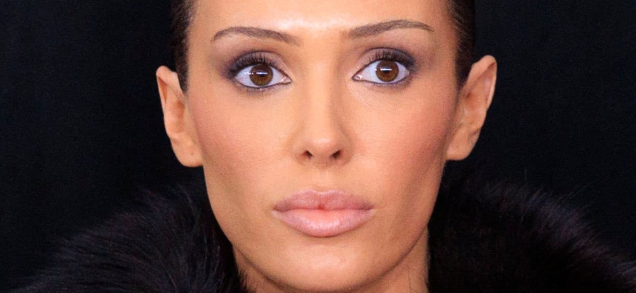 Bianca Censori ‘Shameless’ em biquíni que não cabe