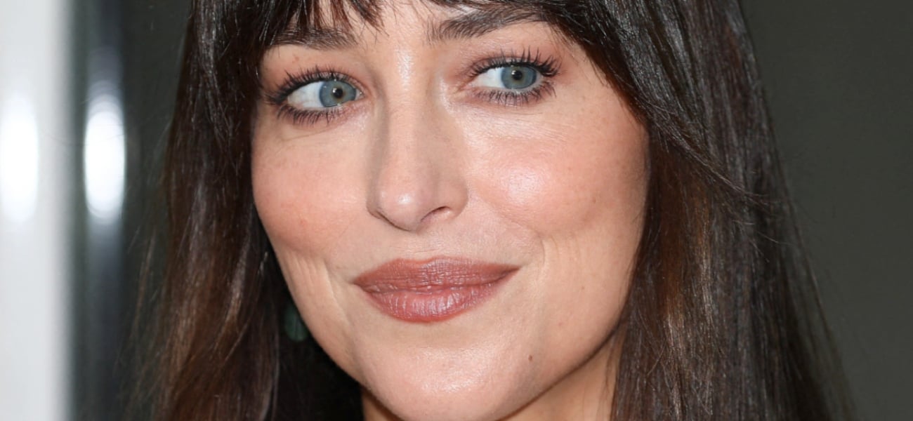 Dakota expõe seios “desnecessários” em vestido Gucci