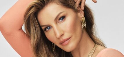 Gisele Bundchen rocks edgy skintight legging-boots to showcase new Vivara jewelry collection.