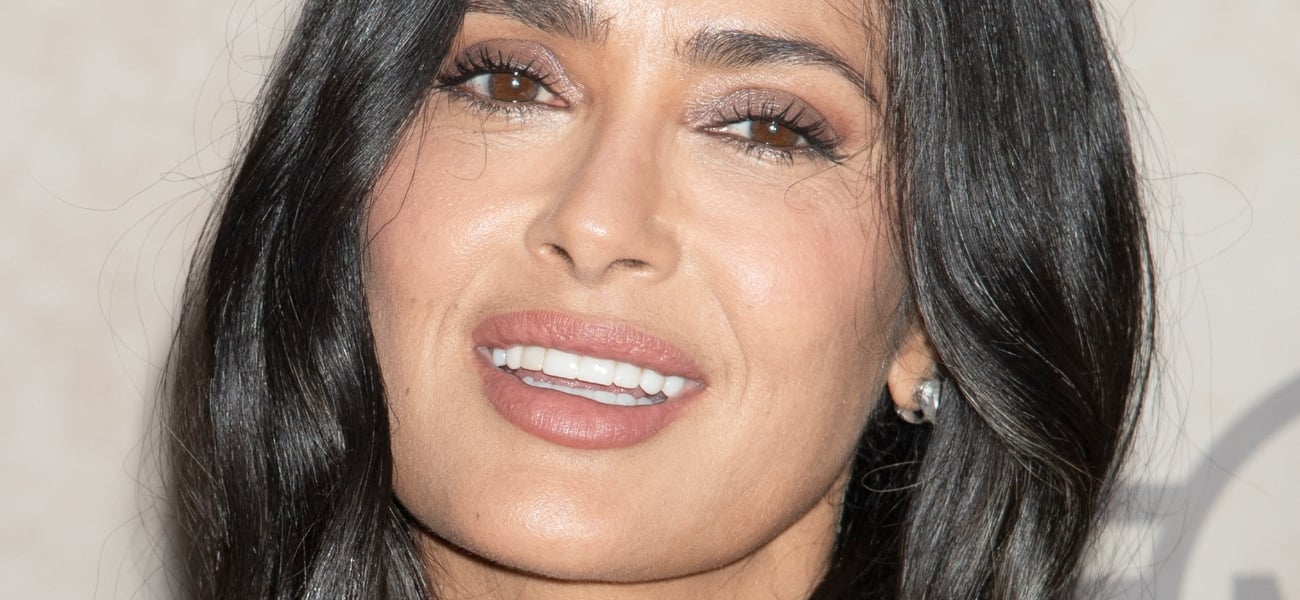 Salma Hayek surpreende ao deitar de biquíni na piscina submersa