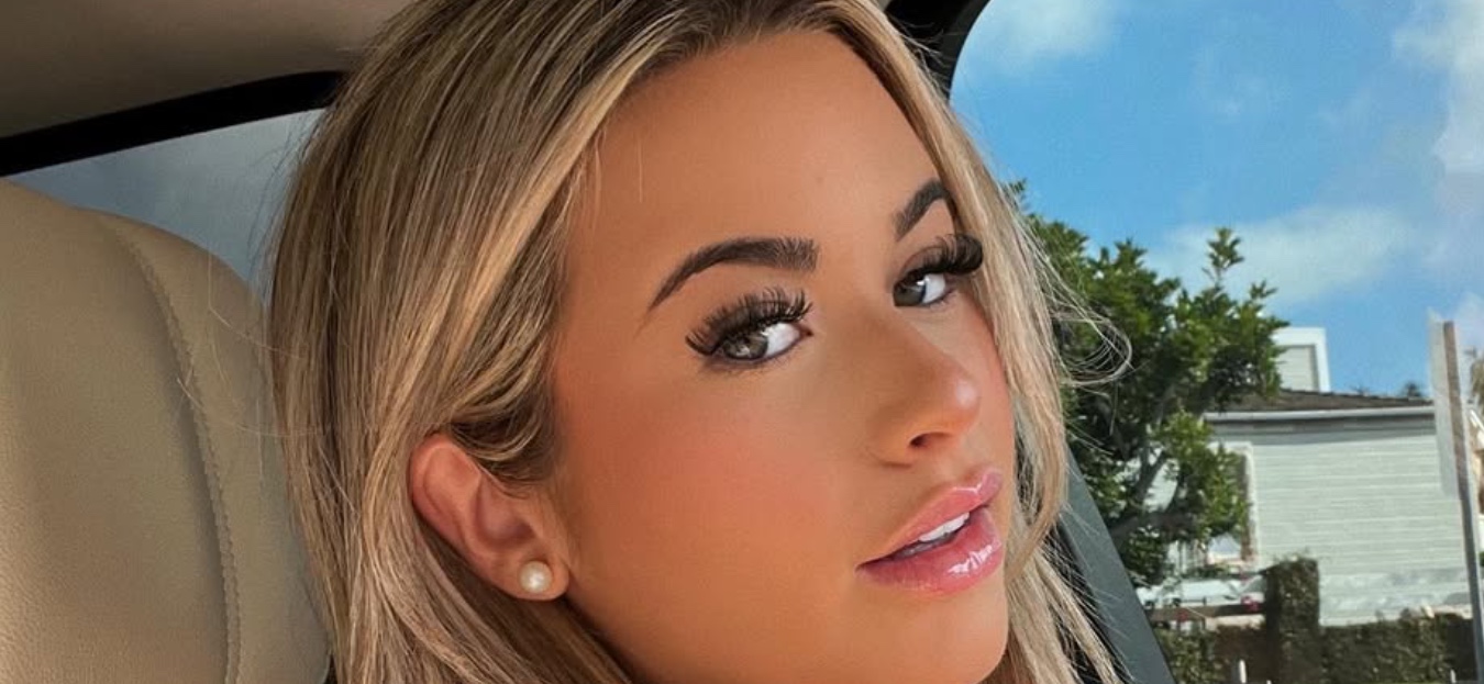 Emily Elizabeth abre o zíper da jaqueta para dizer “Estou no X”