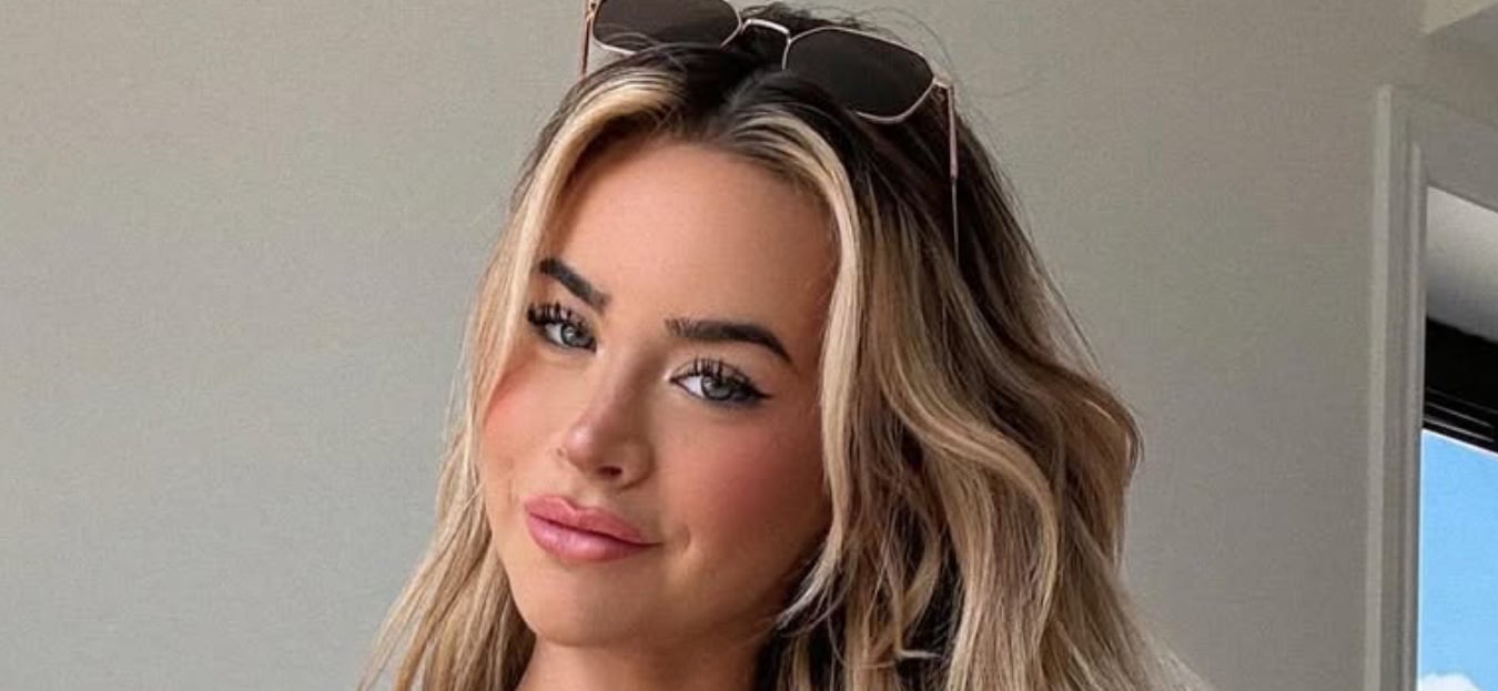 Emily Elizabeth de biquíni justo traz o derramamento do início do verão