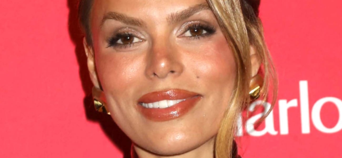 Brooks Nader em vestido transparente sem sutiã destaca ‘Crap Boob Job’