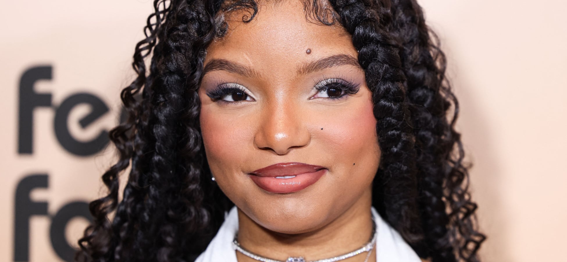 Halle Bailey chama a atenção com vestido deslumbrante de estreia