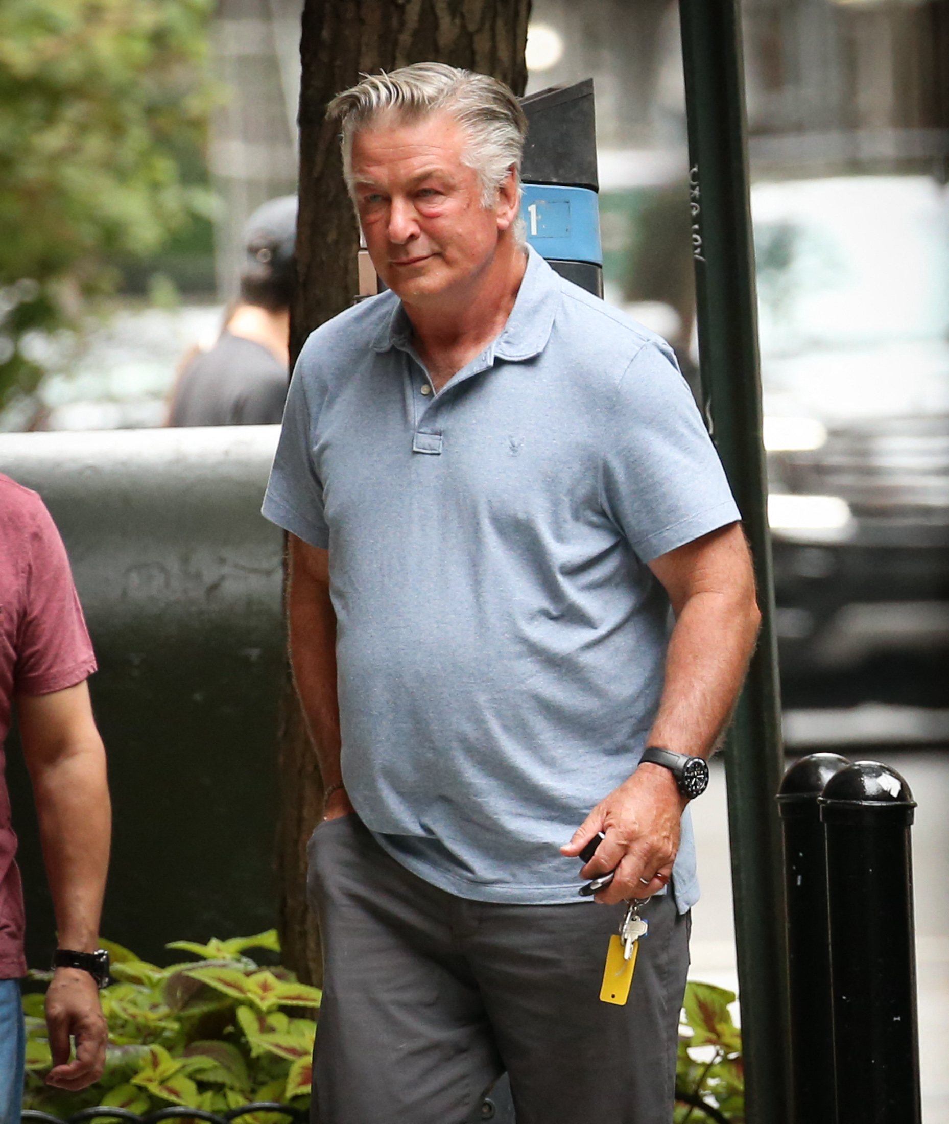 Alec and Hilaria Baldwin return to their NYC home with all their Children and luggage in their two car convoy of an Escalade and brand new Range Rover.