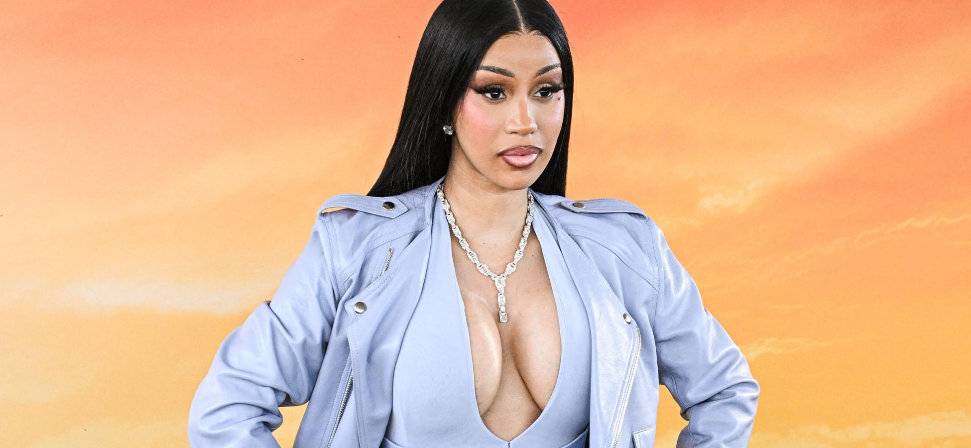 Cardi B “Popping Out” duas peças de látex pegajoso “parece plástico”