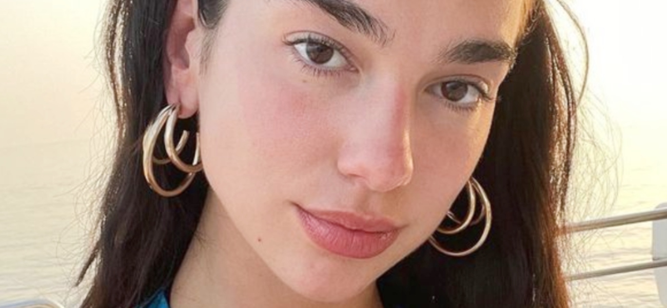 Dua Lipa de biquíni glitter aconselha sobre ‘modéstia’