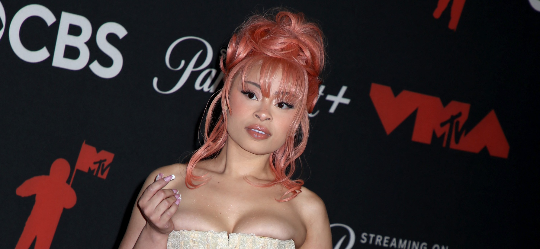 ice-spice-flaunts-massive-curves-in-steamy-selfie