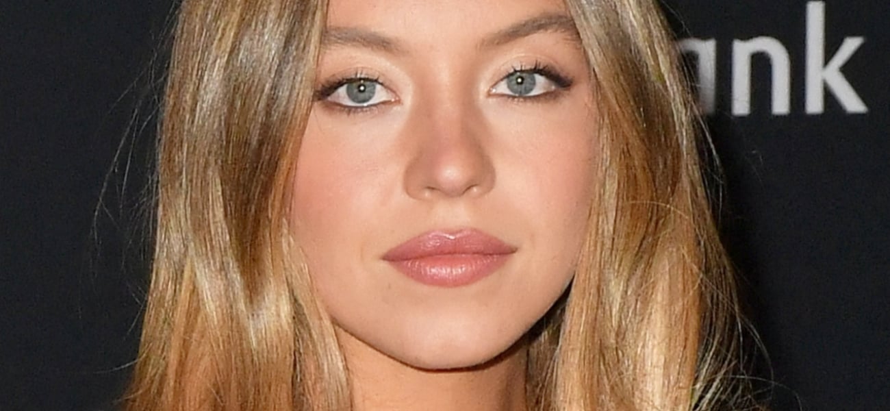 Sydney Sweeney “Parece uma pintura” em minivestido e salto alto