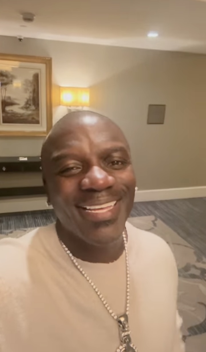 Akon takes selfie
