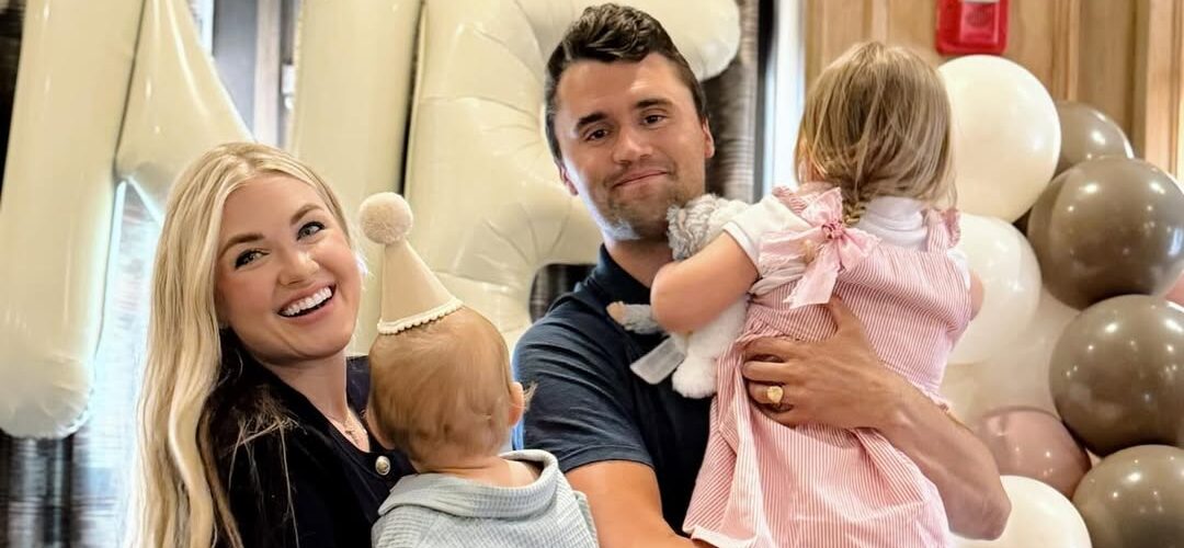 Erika Kirk revela que seus filhos carregam “pedaços” de Charlie Kirk