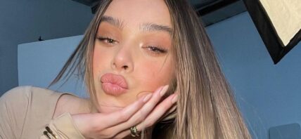 Hailee Steinfeld selfie