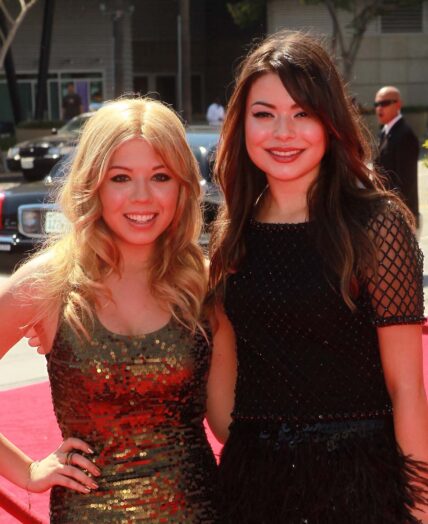 Jennette McCurdy and Miranda Cosgrove posing together on the red carpet.
