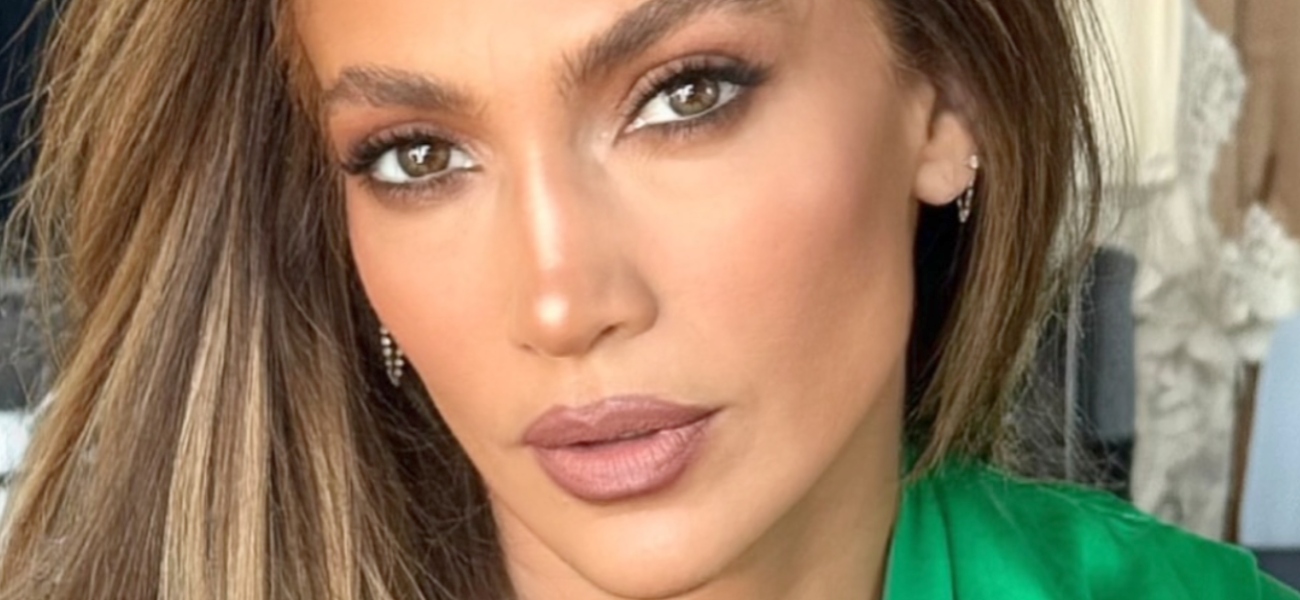 Jennifer Lopez sofre mau funcionamento ao mostrar ‘implantes’