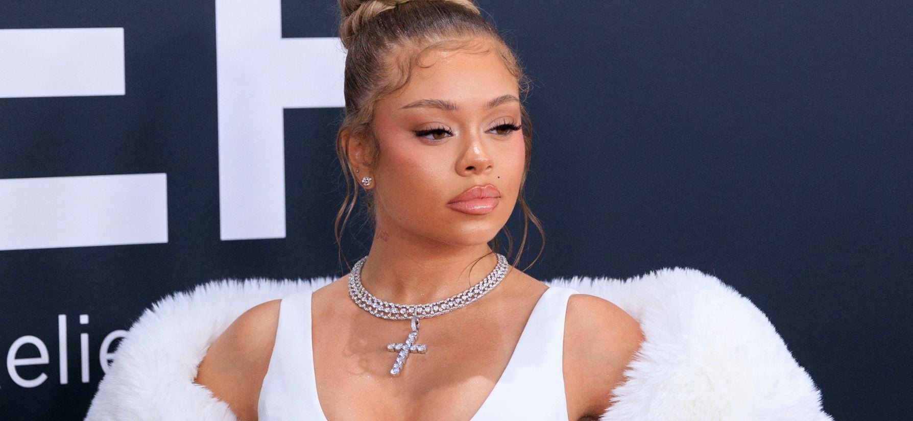 Latto exibe sua barriguinha de bebê em calcinha de renda branca