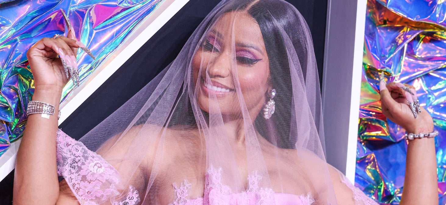 Nicki Minaj mostra o peito nu em uma roupa ousada