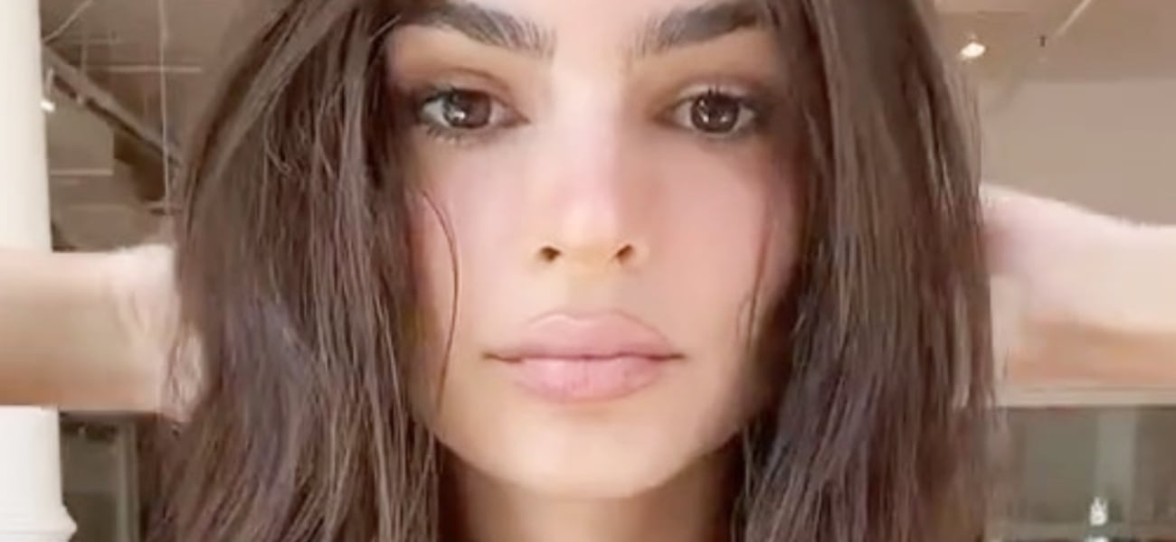 Emily Ratajkowski ‘Standards’ em biquíni