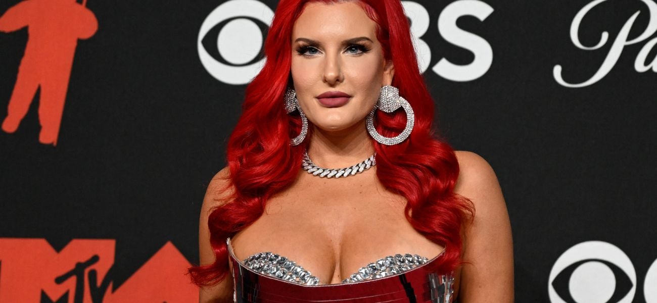 Justina Valentine em um vestido vermelho chamado “Jessica Rabbit de Temu”