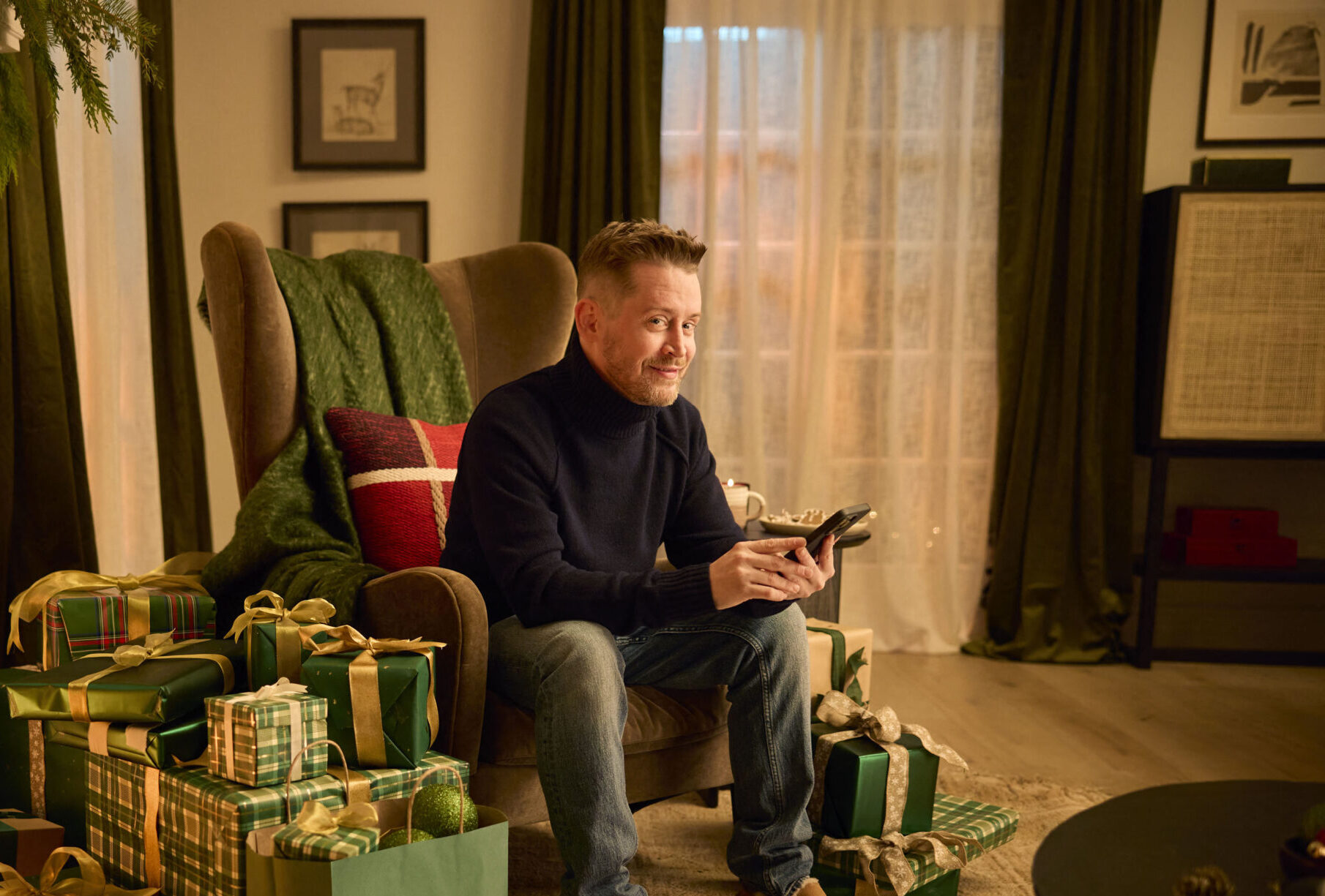 Festive Macaulay Culkin orders Christmas carolers with his Uber Eats food delivery in Home Alone-themed ad