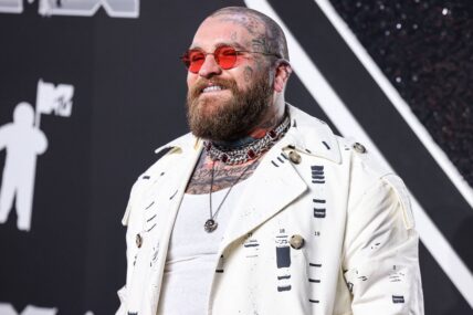 Teddy Swims posing on the red carpet.