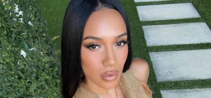 Aleali May selfie