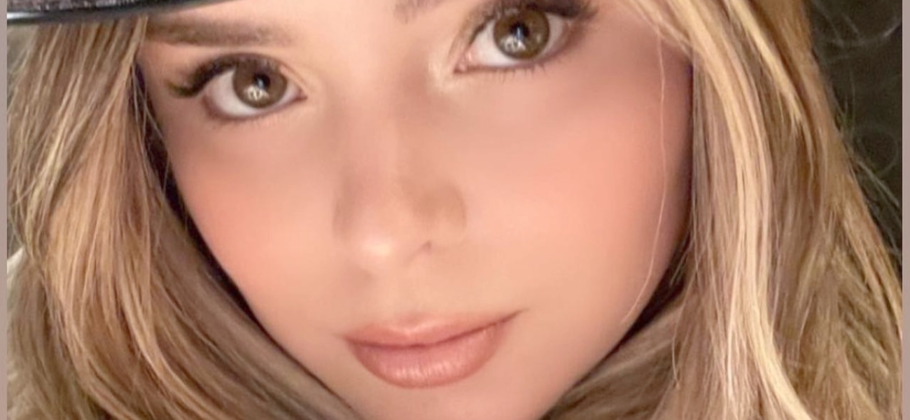 Demi Rose exibe as pernas em uma camisa aberta ao ar livre