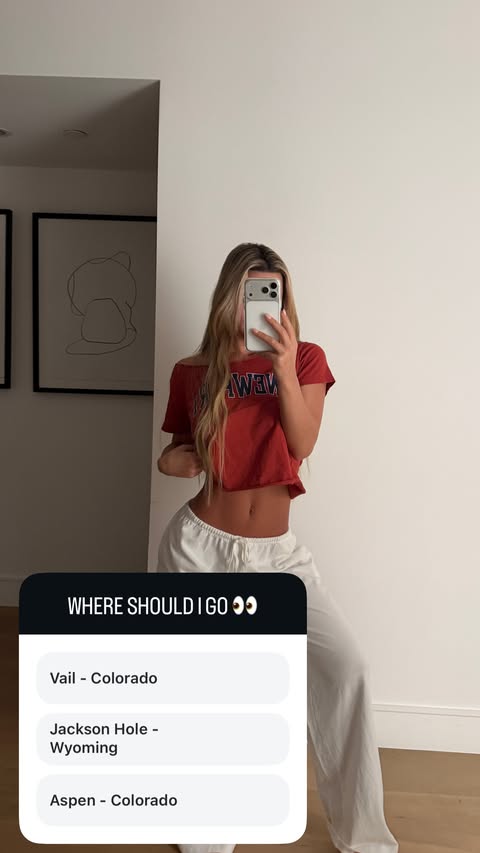 Emily Elizabeth shows her abs in sweats