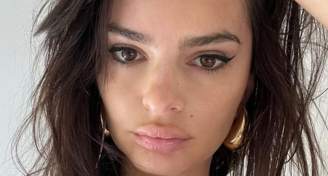Emily Ratajkowski selfie