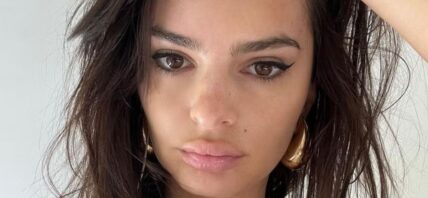 Emily Ratajkowski selfie