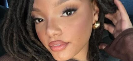 Halle Bailey selfie